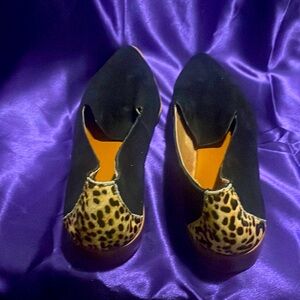 Black two-tone cheetah flats, suede.